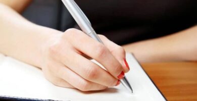 persona tomando nota