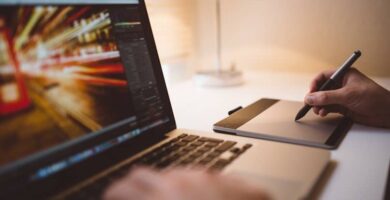 persona trabajando autocad