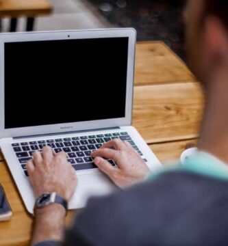 persona trabajando en portatil