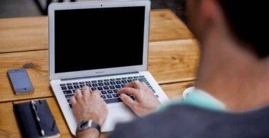 persona trabajando en portatil