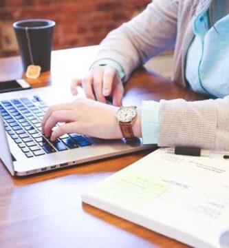 persona usando computadora 11954