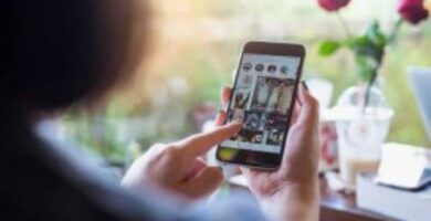 Kuinka lisätä tai jakaa seinäviestejä Instagram-tarinoissa - Instagram-tarinat (esimerkki) 7 persona usando movil 1