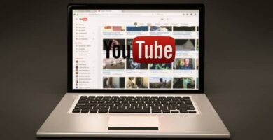 plataforma de youtube en laptop