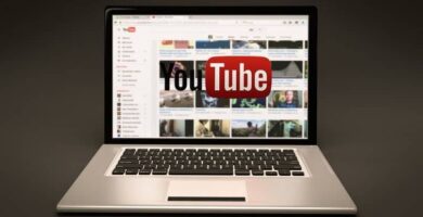 Kuinka nopeuttaa YouTube-kanavan tarkistus- ja kaupallistamisprosessia? (Esimerkki) 20 plataforma de youtube en laptop