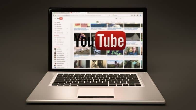 plataforma de youtube en laptop
