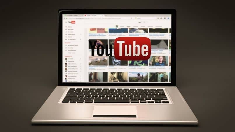 Kuinka nopeuttaa YouTube-kanavan tarkistus- ja kaupallistamisprosessia? (Esimerkki) 1 plataforma de youtube en laptop