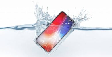 smartphone callendo al agua