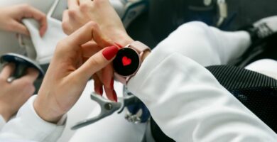 Kuinka vaihtaa matkapuhelimeni musiikkia Android Wear -kellosta (esimerkki) 20 smartwatch chica mangas blancas 10084
