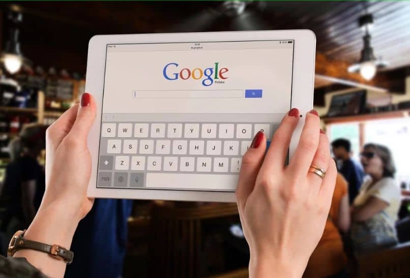 tablet en mano google