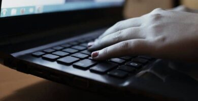 Kuinka asentaa ja käyttää Ccleaneria oikein tietokoneen puhdistamiseen (esimerkki) 35 utilizando ordenador teclado