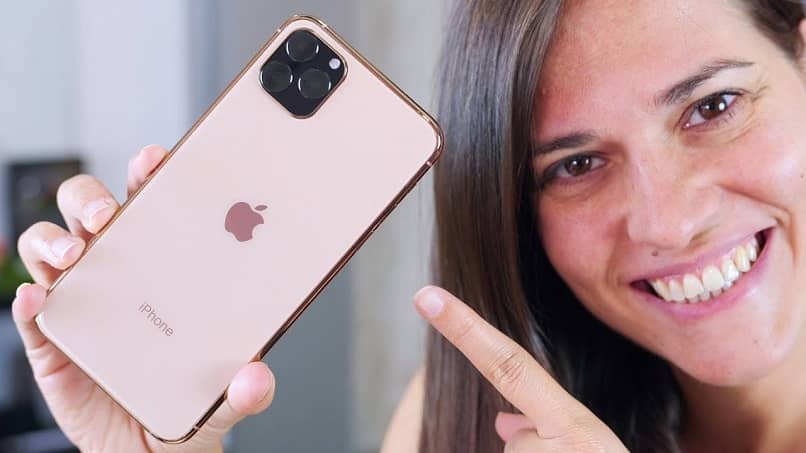 käyttäjä osoittaa iphoneen, jossa youtubea toistetaan