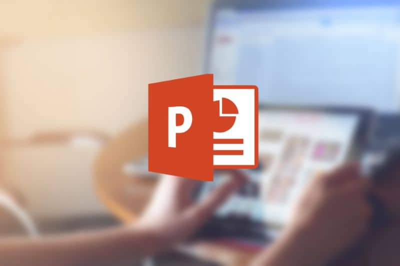 PowerPoint -logo Henkilö manipuloi malleja tabletilla
