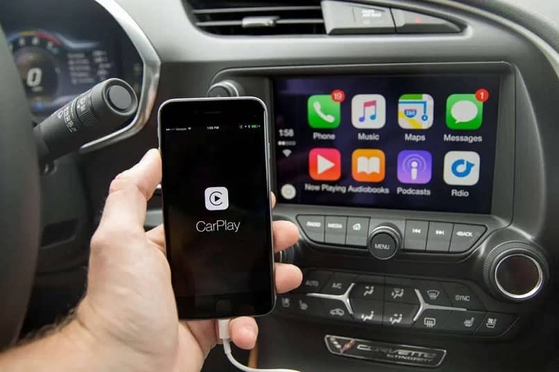 Carplay iPhone mies käsi