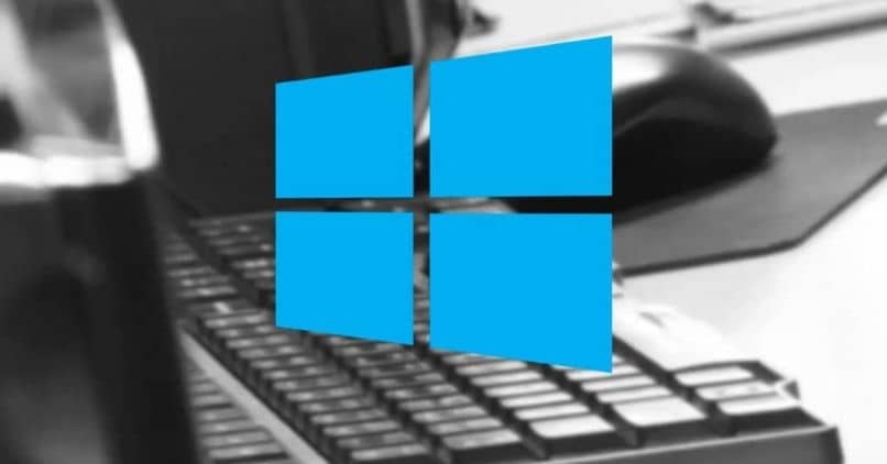 Windows 10 logo tietokoneen näppäimistö
