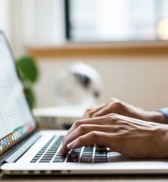 1628360411 manos sobre laptop