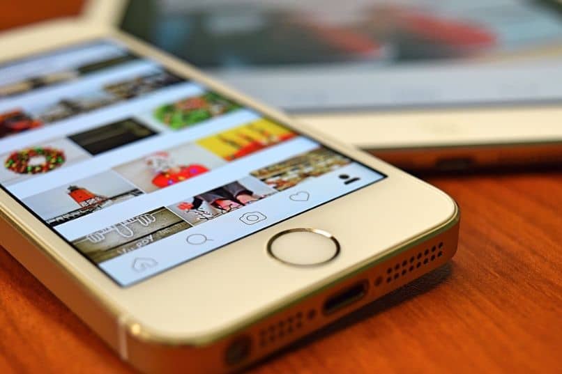 iPhone ja tabletti instagram -sovelluksella työpöydälle