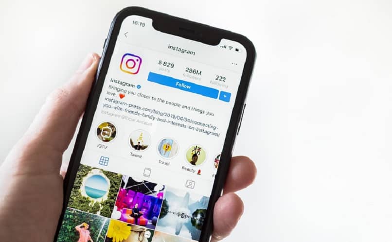 instagram -profiilinäyttö valkoinen käsi