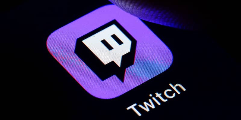 henkilö paina twitch -sovellusta