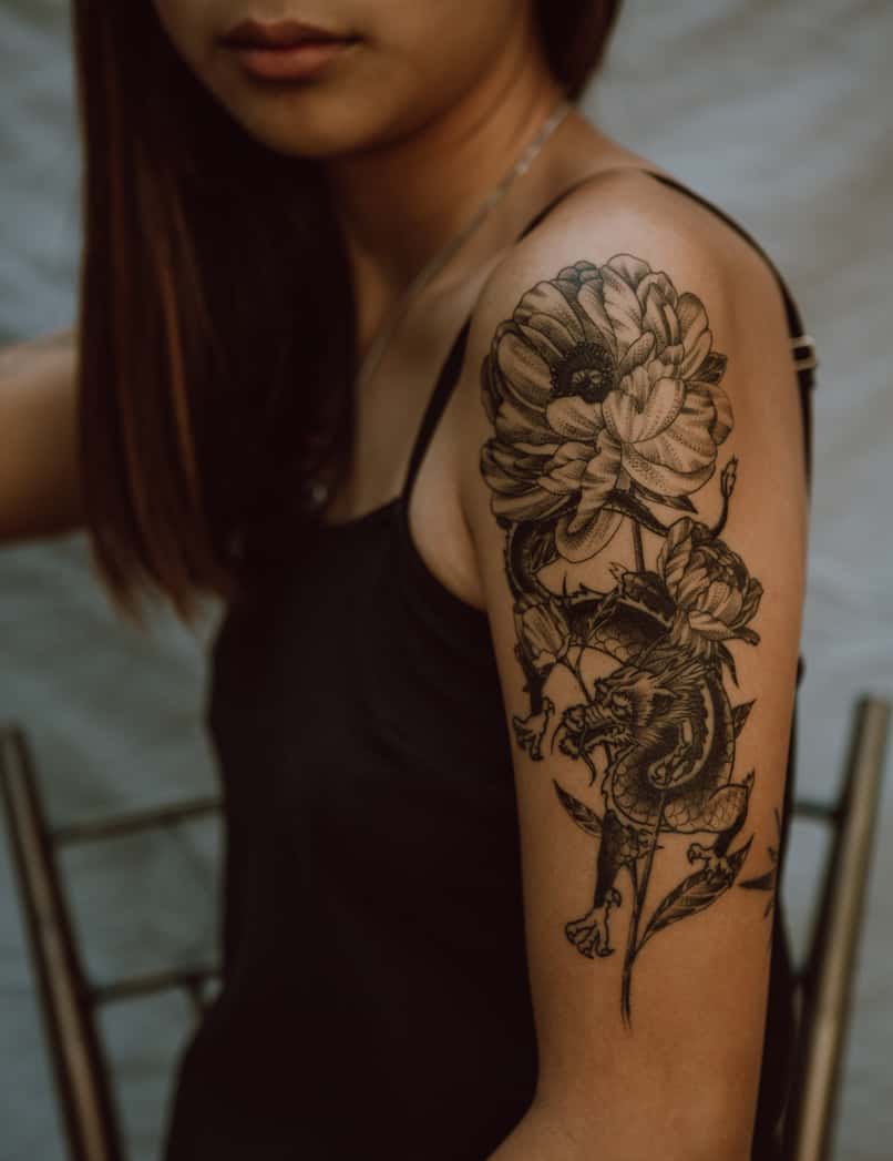 nainen käyttää sovellusta tatuointien suunnitteluun
