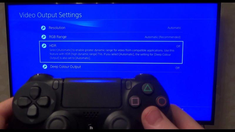 Playstation -ohjaus videolähdön asetusnäytön edessä