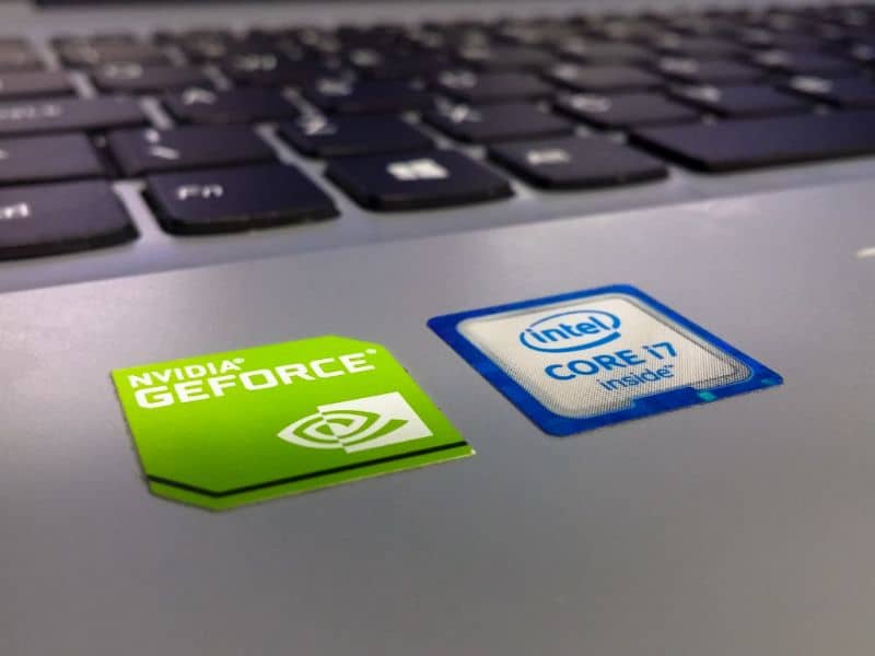 Intel ja Nvidia -logotietokone