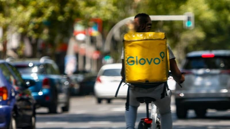 Glovo -toimitusmies polkupyörällä 