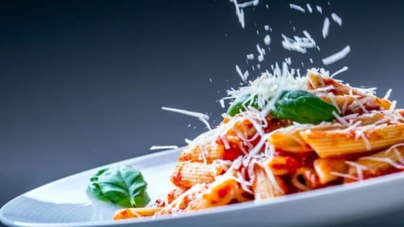spagettikastiketta parmesanjuustoa