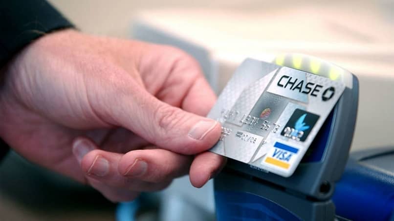 mies maksaa viisumikortilla Chase -pankista
