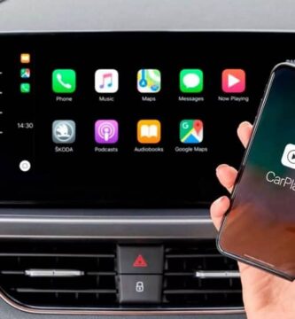 Apple Carplay iPhone mano de mujer