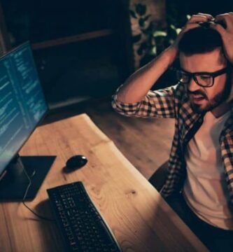 UNMOUNTABLE BOOT VOLUME Blue Screen -virheen korjaaminen Windowsissa 2 Hombre con problemas de ordenador