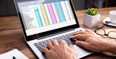 Mikä on funktion erotuserotin Excelissä? Tässä kerromme sinulle! 32 Laptop manos lentes