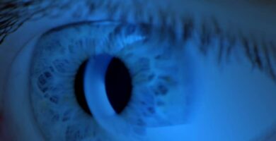 Luz azul en ojos