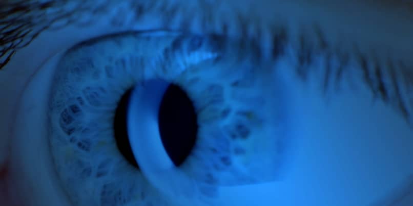 Mitä laitteen näytöstä tuleva sininen valo tarkoittaa? 1 Luz azul en ojos