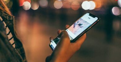 Sovelluksen kaltaisten sovellusilmoitusten poistaminen käytöstä helposti (esimerkki) 4 Persona sosteniendo telefono