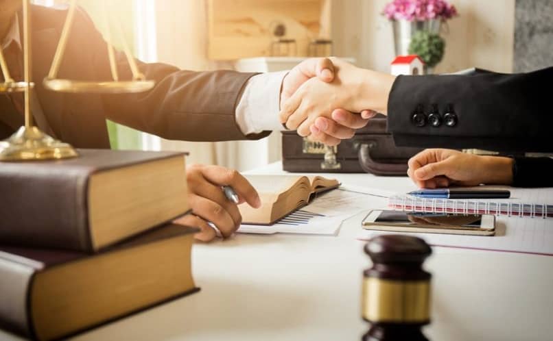 Mitkä ovat asianajotoimiston tilaa ja suunnittelua koskevat vaatimukset asianajajille? 1 abogado atender cliente oficina 10656