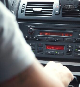 chico usando radio coche 10823
