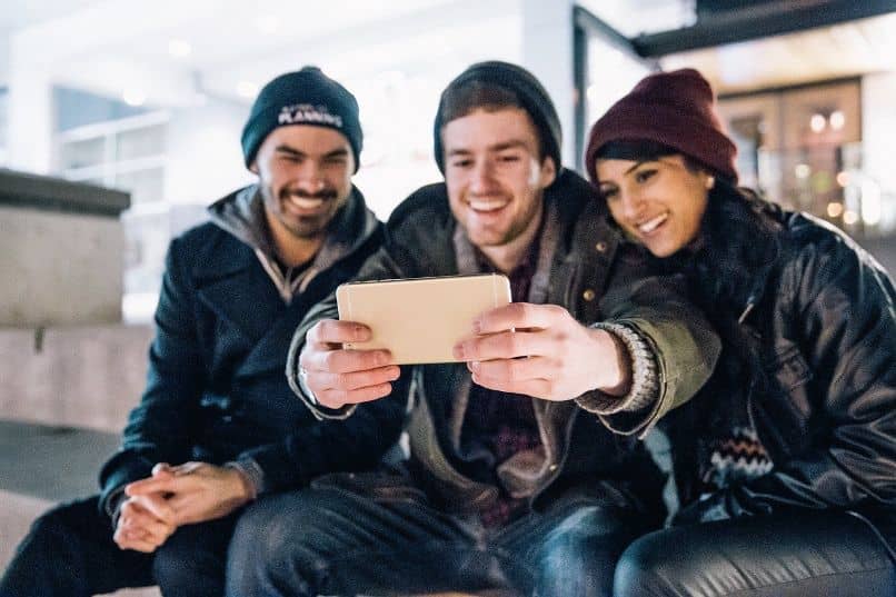 Mitkä ovat parhaat sovellukset täydellisten selfien ottamiseen Androidissa tai iPhonessa? 1 chicos selfie smartphone 10793
