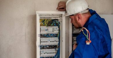 electricista revisando conexion