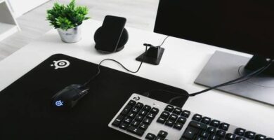 escritorio blanco mouse teclado monitor color negro