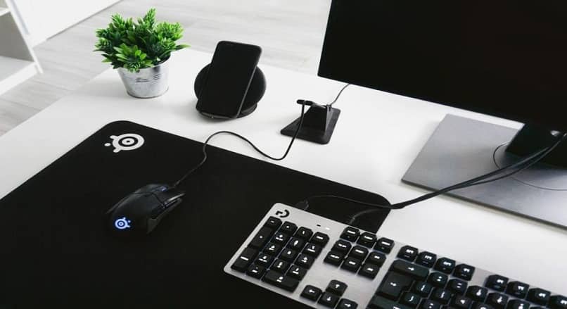 escritorio blanco mouse teclado monitor color negro