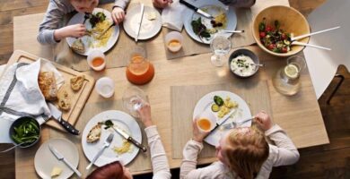 familia comiendo