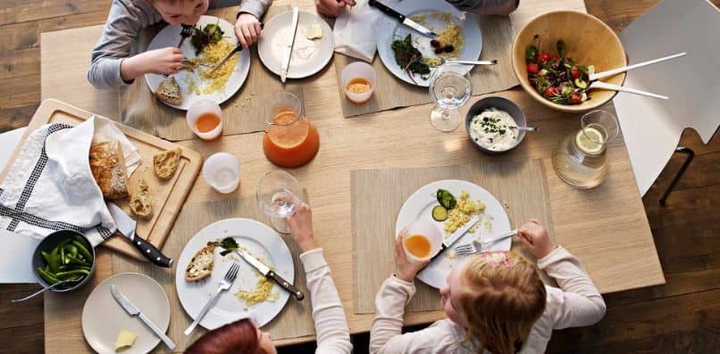 familia comiendo