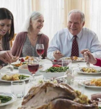 familia compartiendo la comida