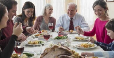 familia compartiendo la comida