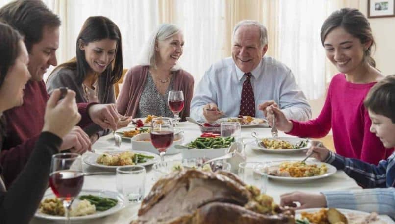 familia compartiendo la comida