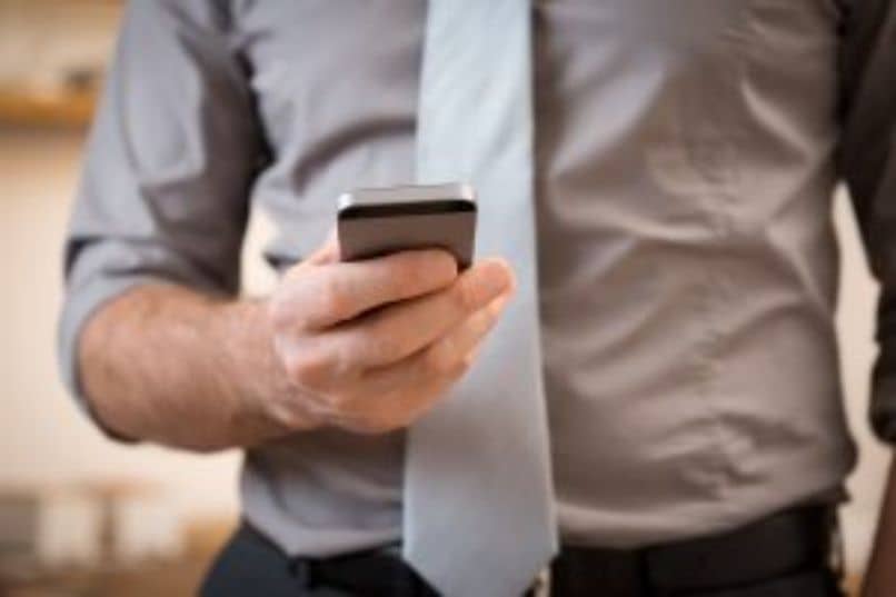 Kuinka koordinoida eri aikavyöhykkeitä Android Mobilen kanssa? 1 hombre caminando movil