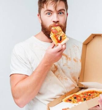 hombre devorar pizza 10438