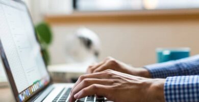 Vierittämisen tai vieritys kosketuslevyn poistaminen käytöstä Windows 10: ssä 14 hombre escribiendo laptop