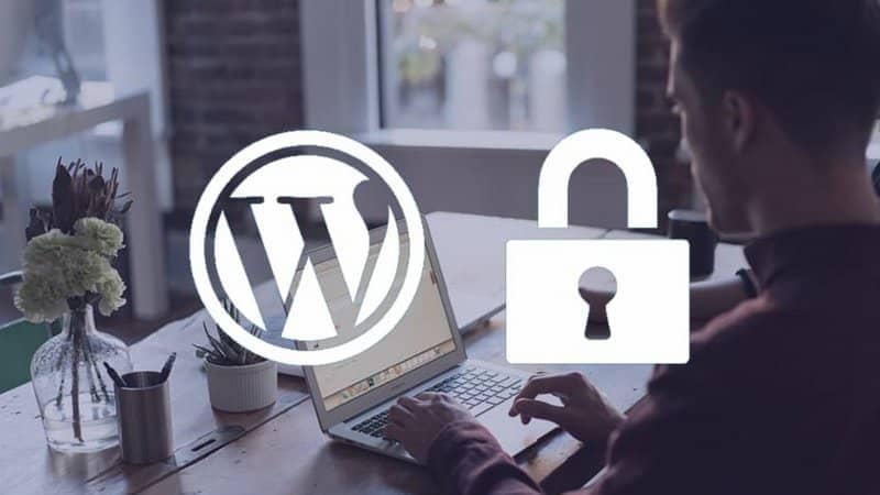 hombre escritorio laptop candado wordpress