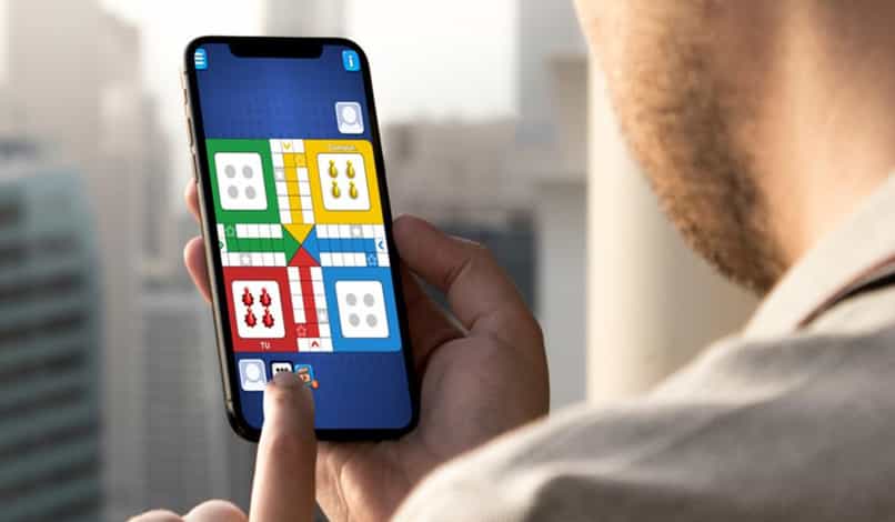 hombre juega ludo club 12335